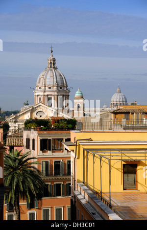 Italia, Roma, le cupole dei Santi Ambrogio e Carlo al corso e la basilica di San Pietro Foto Stock