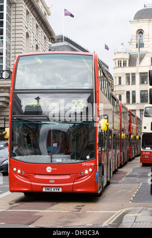 Londra famosi autobus rossi bloccato nel traffico Foto Stock