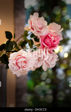 Bouquet di rose di plastica e nel vaso di ceramica Foto Stock