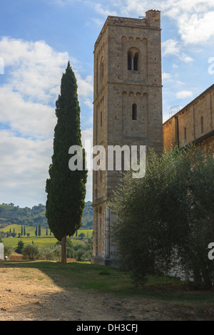 L'Abbazia di Sant'Antimo è un ex monastero benedettino nel comune di Montalcino, Toscana, Italia centrale Foto Stock