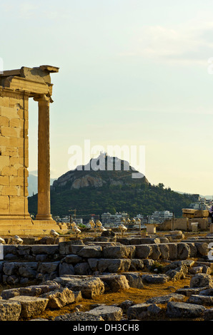 Visualizzare passato l'Eretteo tempio verso il Monte Lycabettus, Acropoli di Atene, Grecia, Europa Foto Stock