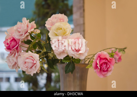 Bouquet di rose di plastica e nel vaso di ceramica Foto Stock