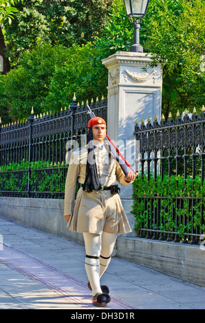 Evzone, Guardia Presidenziale, durante la fase di cambio della guardia dietro il Parlamento sulla piazza di Syntagma, Atene, Grecia, Europa Foto Stock