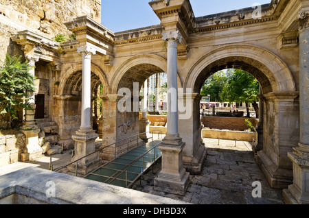 La Porta di Adriano o Porta di Adriano, in onore dell'imperatore romano Adriano, costruita nel 130 D.C. Kaleici district, Kaleiçi, Antalya Foto Stock