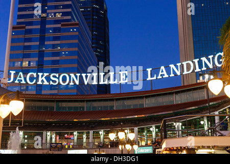 L'ora demolita Jacksonville Landing, Jacksonville, Florida, USA al crepuscolo, il centro di Jacksonville, Florida, sul lungofiume St. Johns. Foto Stock