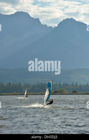 Wind surf sul Lago Hopfensee, Allgaeu, Bavaria Foto Stock