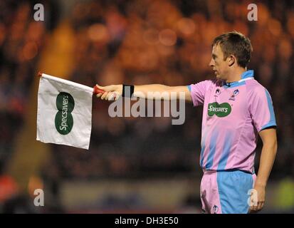 Rochdale, Regno Unito. Il 28 ottobre 2013. Bandiera per guardafili e kit - Fiji v Irlanda - GRUPPO A - Coppa del Mondo di Rugby 2013 - Spotland Stadium, Rochdale, Inghilterra. 28/10/2013 © Sport In immagini/Alamy Live News Foto Stock