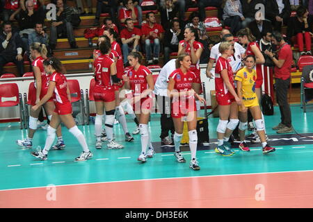 Busto Arsizio, Varese, Italia. Ottobre 29, 2013. Unendo la Yamamay Busto Arsizio - Varese - uscire dalla derby italiano sconfitta della seconda giornata del 2014, Denizbank Cev Volleyball Champions League, contro il Prosecco Doc Imoco Conegliano - Treviso -, che prende un caloroso Palayamamay (3061 spettatori) con il risultato di 3-1 Foto Stock