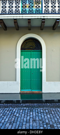 Porte verdi e strada di ciottoli, stile coloniale spagnolo di facciate e le strade lastricate, Old San Juan, Puerto Rico Foto Stock