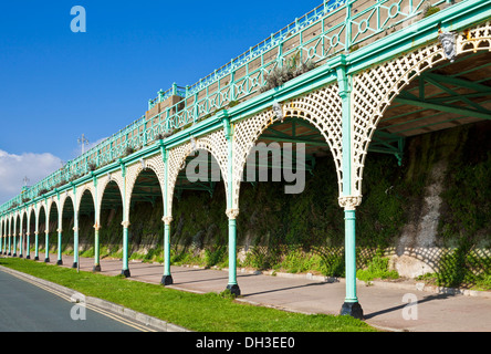 Ornati in ferro trine delle arcate in Madeira drive Brighton East Sussex England GB UK EU Europe Foto Stock
