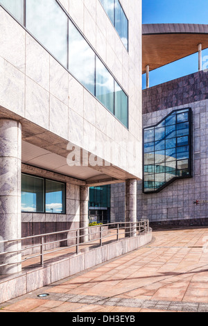Un moderno edificio di uffici, HQ di Atradius, una società di assicurazione del credito, nella Baia di Cardiff, Galles. Foto Stock