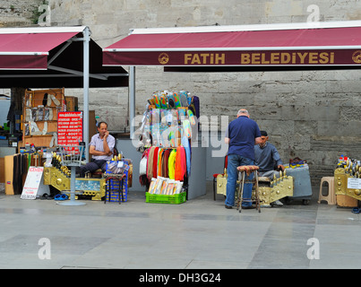 Il servizio di pulizia scarpe uomini vicino al Ponte di Galata, Istanbul, Turchia 130916 31622 Foto Stock