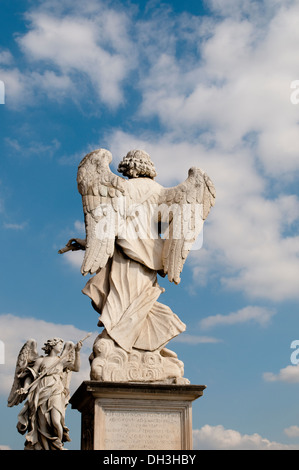 Angelo con la spina corona e Angelo con la lancia sul Ponte Sant'Angelo, Roma, Italia Foto Stock