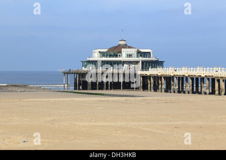 Il molo di Blankenberge in Belgio. Vista laterale dalla spiaggia Foto Stock