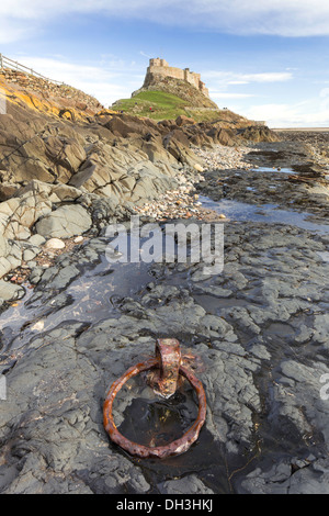 Anello di ormeggio dal vecchio molo, Lindisfarne Castle, Northumberland, England, Regno Unito Foto Stock