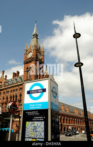 Barclays Cycle o Boris Noleggio bici il logo presso il King's Cross con la stazione di St. Pancras e Hotel dietro, Camden Engand London REGNO UNITO Foto Stock