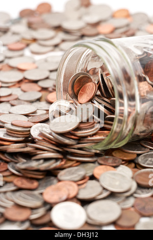 Mason vetro vaso pieno di tasca allentato cambiare riversandosi su sfondo bianco Foto Stock