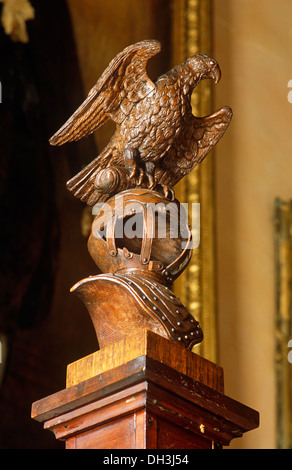 Uccello scolpito la figura sulla newel post della scalinata in legno di quercia Foto Stock