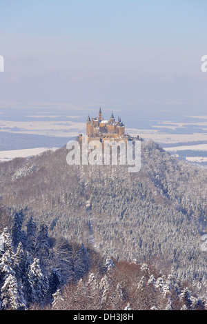 Burg Hohenzollern Castello in inverno, Hechingen, Zollernalb, Schwäbische Alb, Baden-Württemberg, Germania Foto Stock