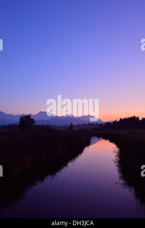 Achen fiume sul Lago Hopfensee, Hopfen am See, Algovia, Alta Baviera, Baviera, Germania Foto Stock