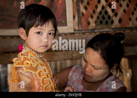 Giovane ragazza in preparazione per la sua iniziazione buddista cerimonia Bagan noviciation (Shin-byu) cerimonia sulla nuova ha iniziato a Myanmar Foto Stock