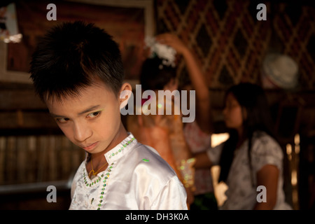 Giovane ragazzo in preparazione per la sua iniziazione buddista cerimonia Bagan noviciation (Shin-byu) cerimonia sulla nuova ha iniziato a Myanmar Foto Stock