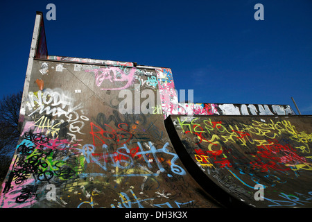 Skate Park, halfpipe coperto di graffiti, cintura verde di colonia-nippes a Colonia, Renania settentrionale-Vestfalia Foto Stock