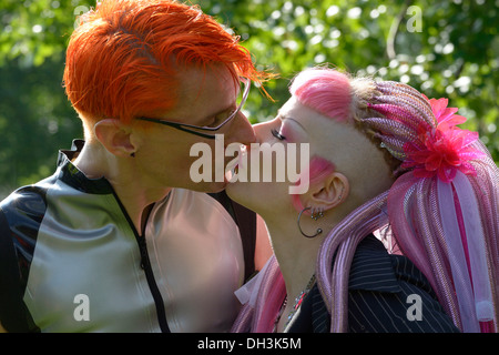 Coppia giovane in abiti di scena, Wave-Gotik-Treffen, Lipsia, Sassonia, Germania Foto Stock