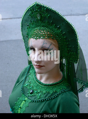 Giovane donna in abiti di scena, ispirata dal folklore russo, Wave-Gotik-Treffen, Lipsia, Sassonia, Germania Foto Stock