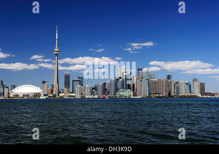 Skyline con il lago Ontario in Forefront, Toronto, Ontario, Canada Foto Stock