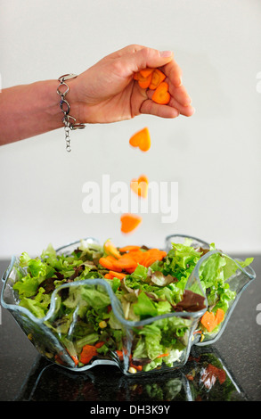 A forma di cuore le carote sono miscelati in un insalata Foto Stock