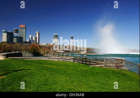 Cascate del Niagara con l'adiacente hotel si affaccia su delle Cascate sul lato Canadese, Ontario, Canada Foto Stock