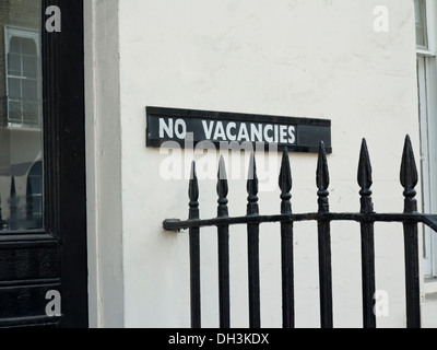 N. Posti vacanti cartello fuori hotel a Belgravia, London, Regno Unito Foto Stock