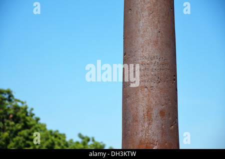 Colonna di ferro, Qutub Minar, Delhi, India Foto Stock