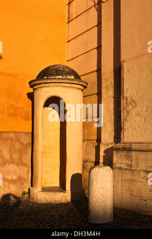 Sentry posta sul retro del Palazzo del Quirinale a Roma, Italia Foto Stock