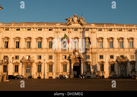 Il Palazzo della Consulta di alloggiamento della Corte Suprema di Cassazione presso la piazza del Quirinale a Roma, Italia Foto Stock