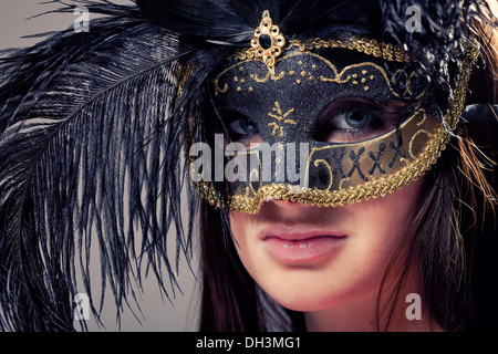 Giovane ragazza che indossa una maschera Veneziana