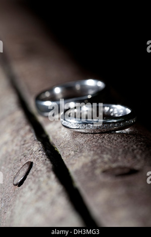 Gli anelli di nozze in oro bianco Foto Stock