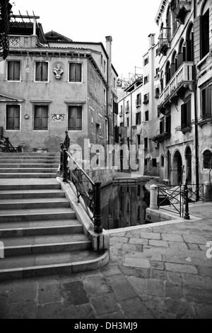 Un ponte di Venezia in bianco e nero, Sito Patrimonio Mondiale dell'UNESCO, Venezia, Veneto, Italia, Europa Foto Stock