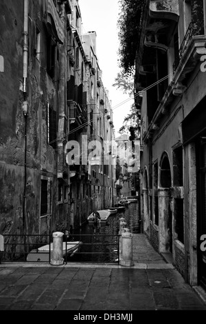 Un vicolo e un canale in bianco e nero, Sito Patrimonio Mondiale dell'UNESCO, Venezia, Veneto, Italia, Europa Foto Stock