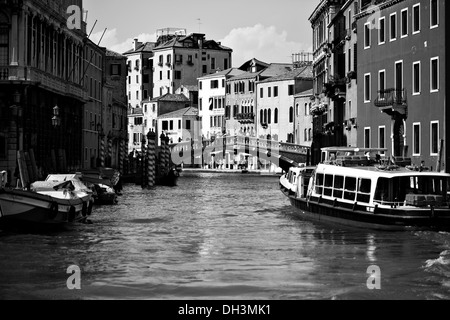 Immagine in bianco e nero, canale con un ponte a Venezia, Sito Patrimonio Mondiale dell'UNESCO, Veneto, Italia, Europa Foto Stock