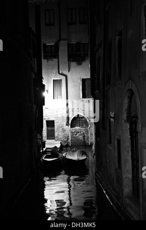 Due barche su un canale in bianco e nero, Sito Patrimonio Mondiale dell'UNESCO, Venezia, Veneto, Italia, Europa Foto Stock