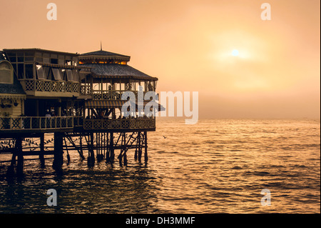 Serata di Lima. Tramonto sull'Oceano Pacifico, Perù, America Latina Foto Stock