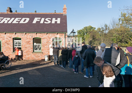 La gente in coda per entrare il pesce e il chip shop presso il museo Beamish North East England Regno Unito Foto Stock