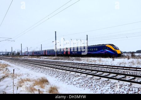 In inverno la neve, 180112 Adelante primo scafo, treni ad alta velocità treno diesel, East Coast Main Line Railway, Cambridgeshire, Regno Unito Foto Stock