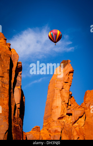 Mongolfiera galleggianti su formazioni rocciose nella Monument Valley, Arizona, Stati Uniti d'America Foto Stock