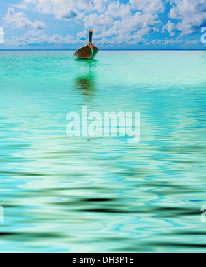 Longtail boat sul mare spiaggia tropicale Foto Stock