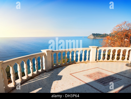 Piattaforma di Osservazione sul mare nella soleggiata giornata autunnale Foto Stock
