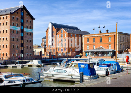 Piccole imbarcazioni ormeggiate nei bacini di Gloucester Regno Unito Foto Stock