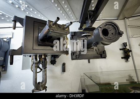 Pistole combinazione all'interno di Esch bunker, linea Maginot. Foto Stock